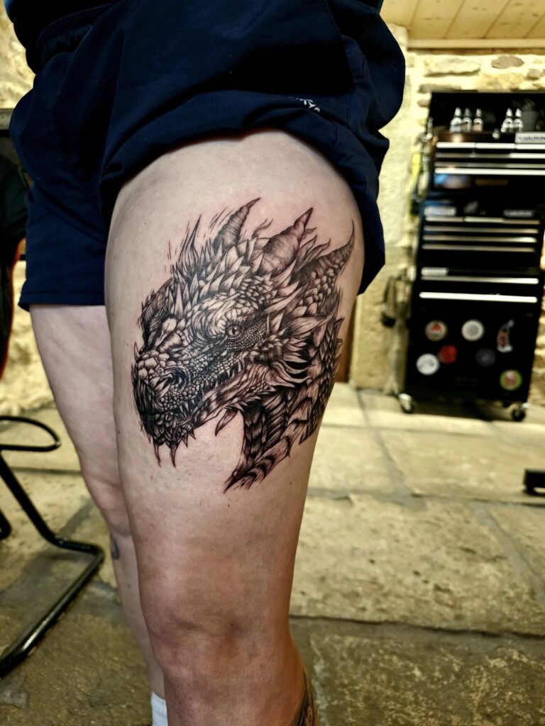 az-tattoo - tatouage cuisse tête de dragon