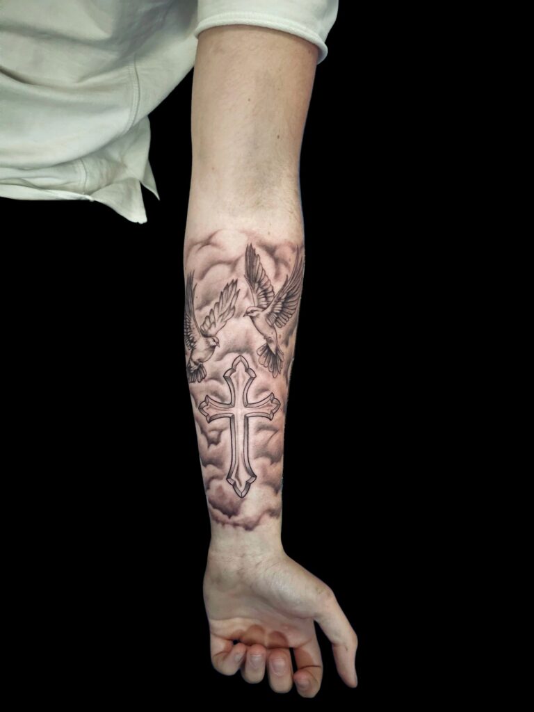 az-tattoo - tatouage avant bras une croix chrétienne dans les nuages avec deux colombes