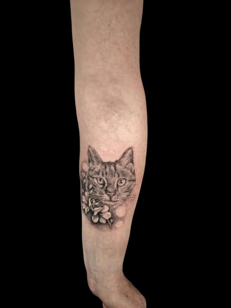 az-tattoo - tatouage avant bras tête de chat et fleurs