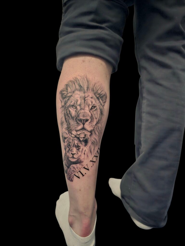 az-tattoo - tatouage mollet un lion et une petite lionne avec des chiffres romain
