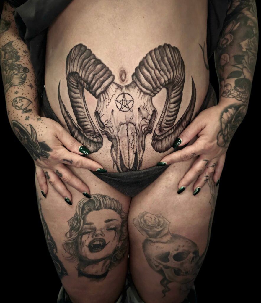 az-tattoo - tatouage ventre crâne d'un animal avec pentacle