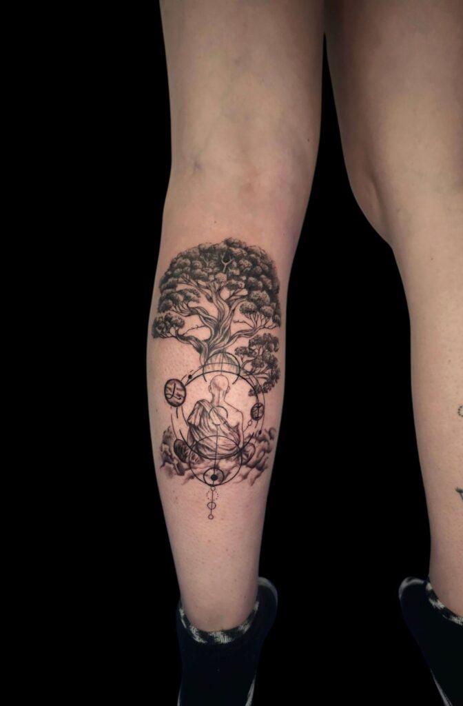 az-tattoo - tatouage mollet un moine bouddhiste devant un arbre