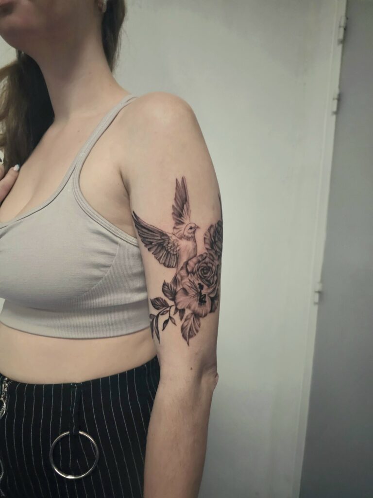 az-tattoo - tatouage bras fleurs et oiseau
