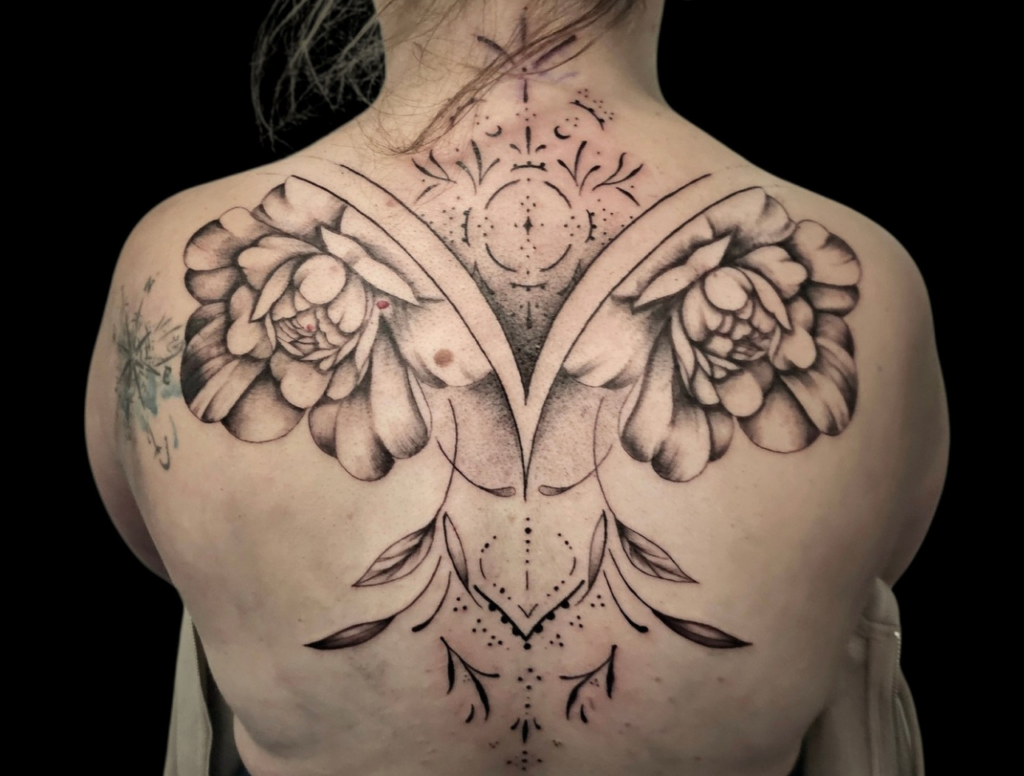 az-tattoo - tatouage dos fleurs et ornements